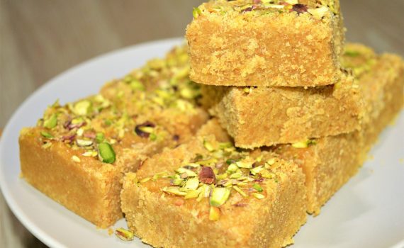 Besan ki Barfi Danedar