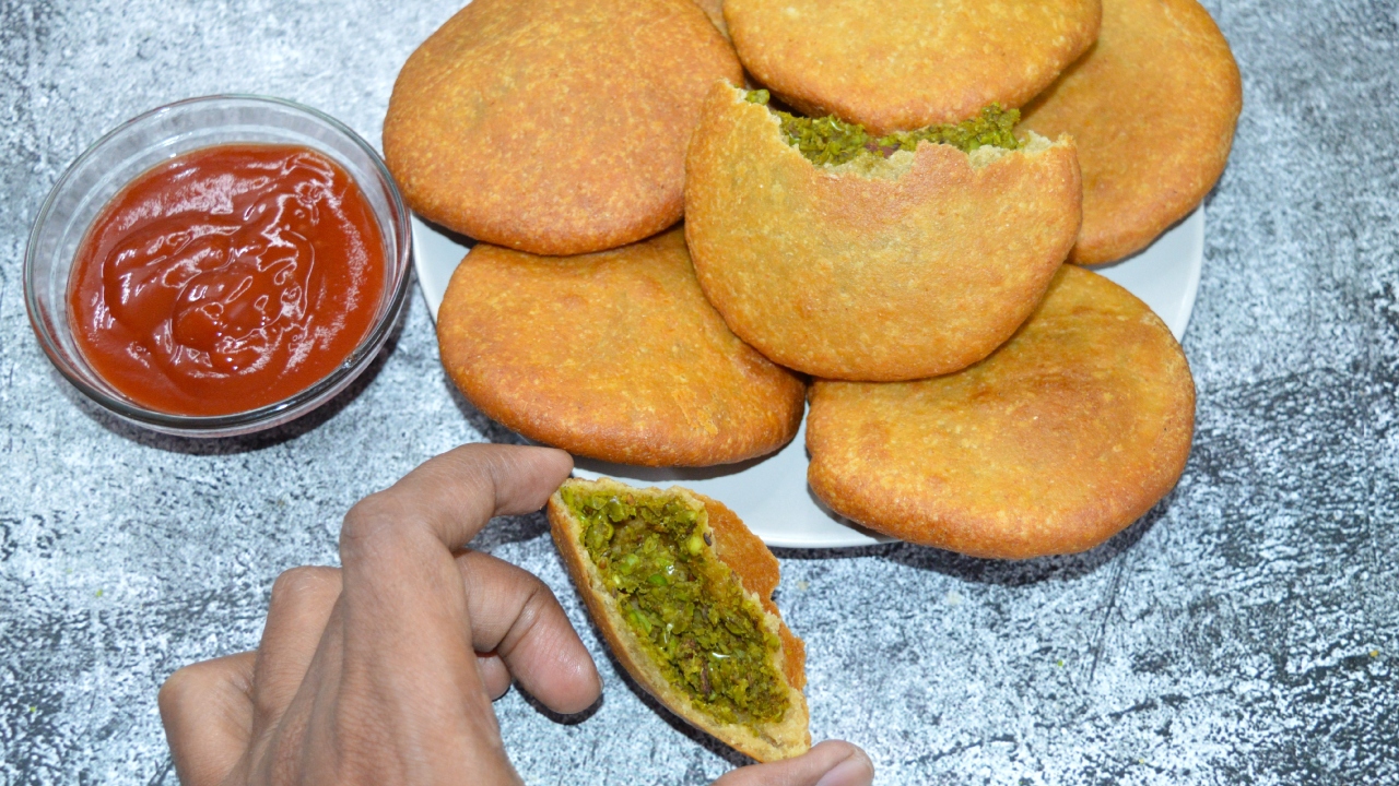 Hare matar ki kachori